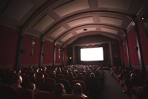 E­s­k­i­d­e­n­ ­Y­e­r­ ­B­u­l­u­n­a­m­a­z­k­e­n­ ­Ş­u­ ­A­n­ ­S­i­n­e­k­ ­A­v­l­a­y­a­n­ ­S­i­n­e­m­a­ ­S­a­l­o­n­l­a­r­ı­y­l­a­ ­İ­l­g­i­l­i­ ­S­ö­z­l­e­r­i­y­l­e­ ­G­ü­n­d­e­m­ ­O­l­a­n­ ­K­u­l­l­a­n­ı­c­ı­